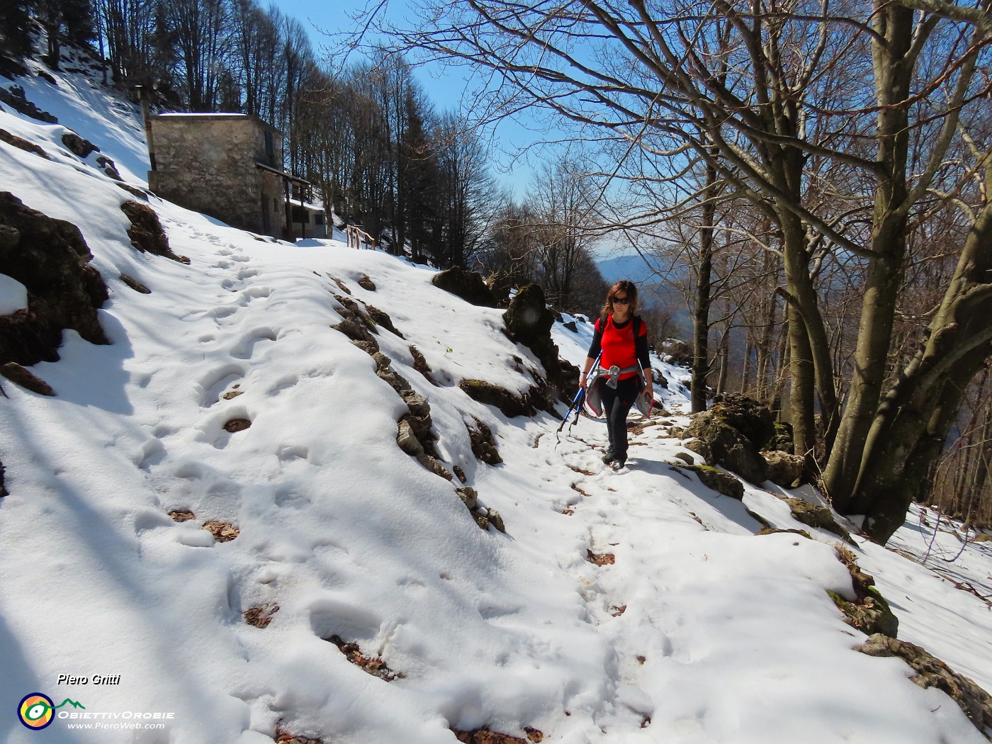 31 Innevata la radura prativa del Baitèl del Gustì (1420 m).JPG